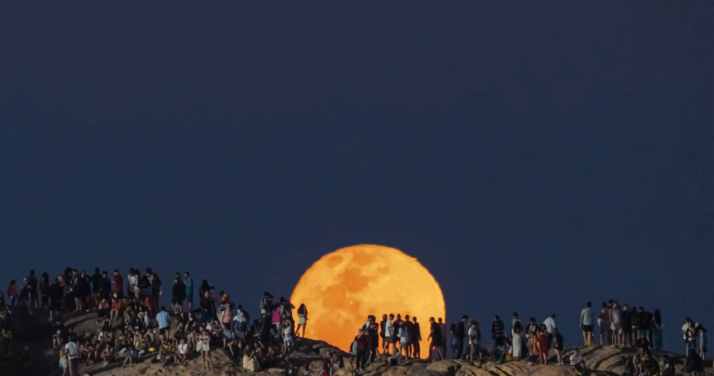 Lua cheia ao fundo, muitos visitantes na montanha, cenário de beleza natural na Casa Maria Maria, experiência única para turistas, paisagem importante de turismo ecológico, vista deslumbrante da natureza brasileira.