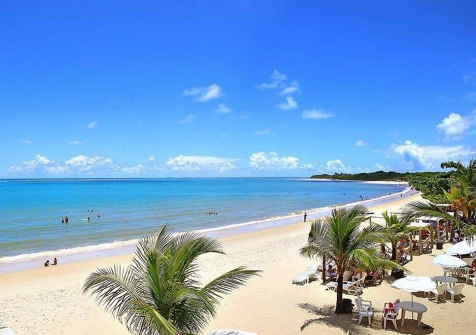 Casas de veraneio na praia em Balneário Camboriú, com vista para o mar, estrutura de lazer, areia branca e ambiente tranquilo para relaxar e aproveitar o verão.