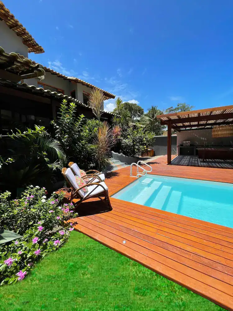 Casa Maria Maria com piscina e jardim tropical ao ar livre.